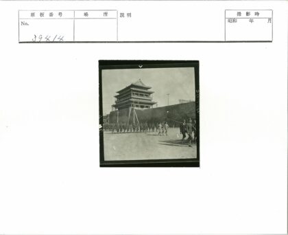 士兵列队行进传统建筑前.jpg