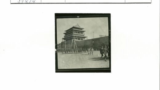 士兵列队行进传统建筑前.jpg