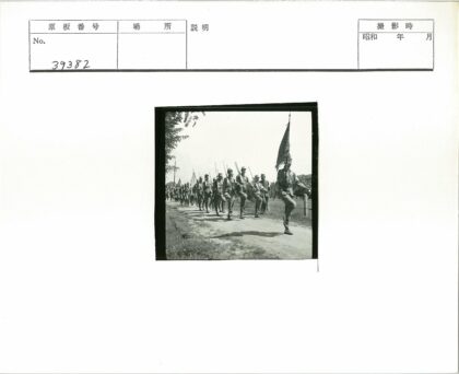 士兵列队行进在土路上.jpg