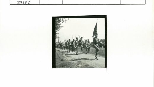 士兵列队行进在土路上.jpg