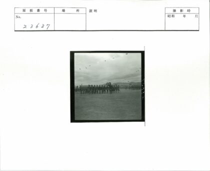 士兵列队行进山脉背景.jpg