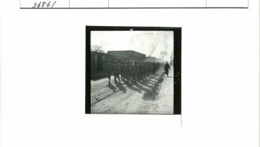 士兵列队行进建筑旁冬季场景.jpg