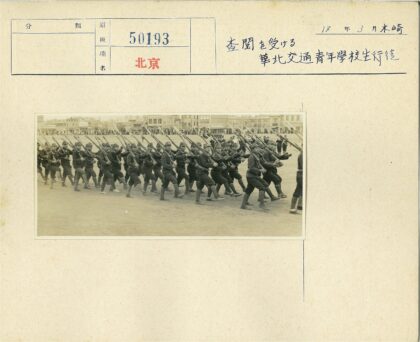 士兵列队行进建筑背景.jpg