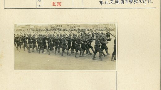 士兵列队行进建筑背景.jpg