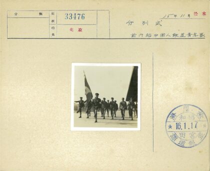 士兵列队行进持旗建筑背景.jpg