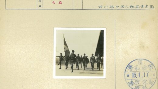 士兵列队行进持旗建筑背景.jpg
