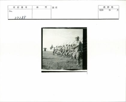 士兵列队行进持枪旗手带队.jpg