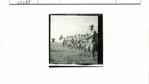 士兵列队行进持枪旗手带队.jpg