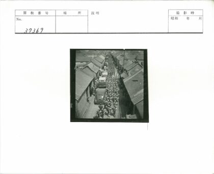 士兵列队行进狭窄街道历史场景.jpg
