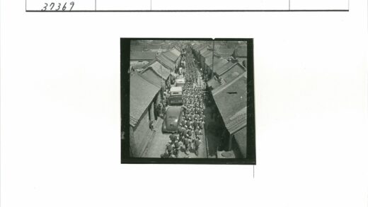 士兵列队行进狭窄街道历史场景.jpg