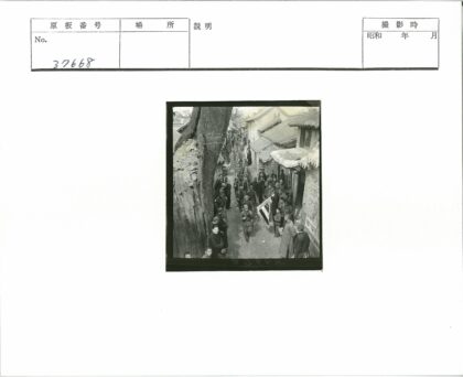 士兵列队行进的狭窄老街.jpg