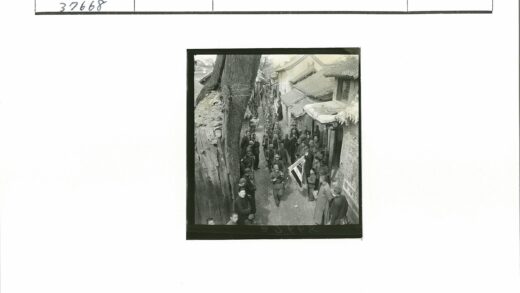 士兵列队行进的狭窄老街.jpg