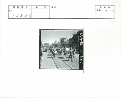 士兵列队行进穿过城市街道.jpg