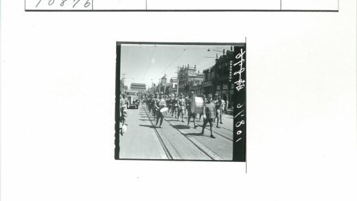 士兵列队行进穿过城市街道.jpg