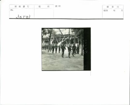 士兵列队行进街道树木背景脚手架大楼.jpg