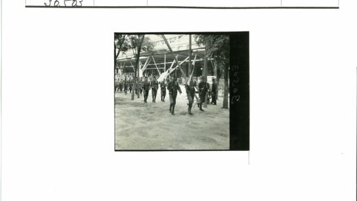 士兵列队行进街道树木背景脚手架大楼.jpg