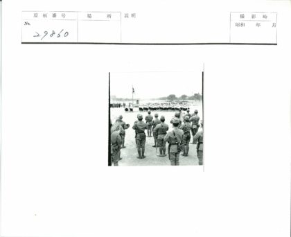 士兵列队观看游行乐队行进.jpg