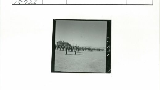 士兵列队训练空地与建筑背景.jpg