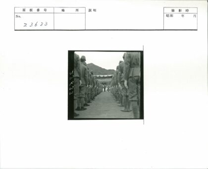 士兵列队阅兵山脉背景.jpg
