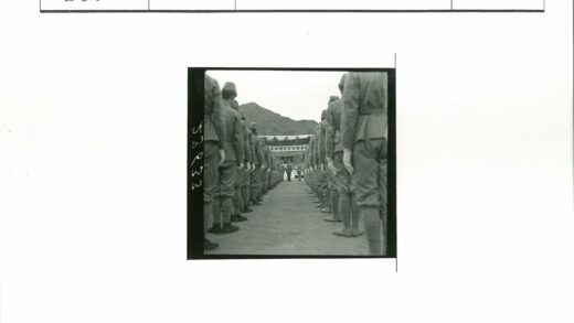 士兵列队阅兵山脉背景.jpg