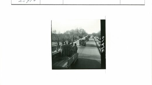 士兵卡车绿树道路行军.jpg