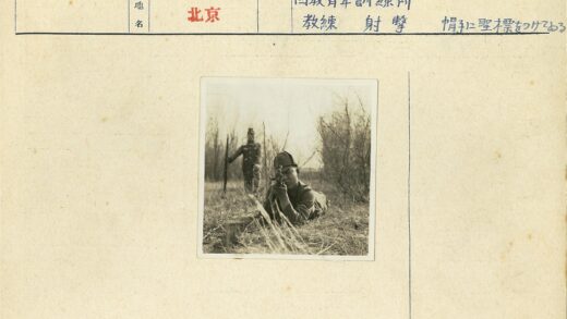 士兵卧姿瞄准与站姿持枪.jpg
