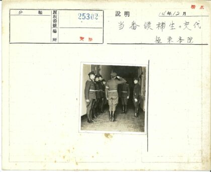 士兵向军官敬礼历史瞬间.jpg