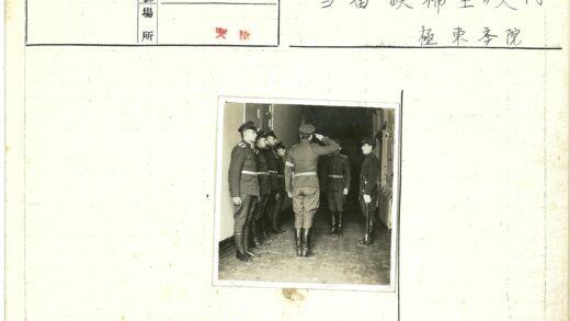 士兵向军官敬礼历史瞬间.jpg