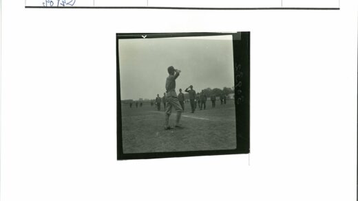 士兵向军官敬礼战场场景.jpg