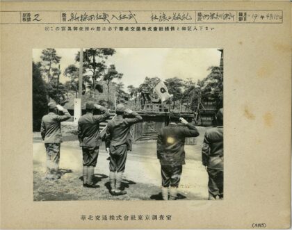 士兵向升旗者敬礼户外场景.jpg