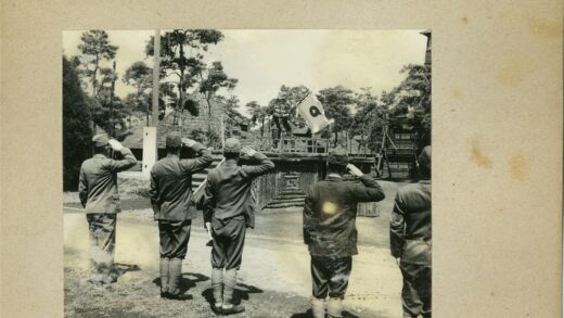 士兵向升旗者敬礼户外场景.jpg