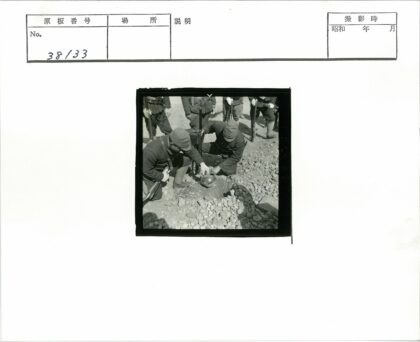 士兵向地洞倾倒液体.jpg