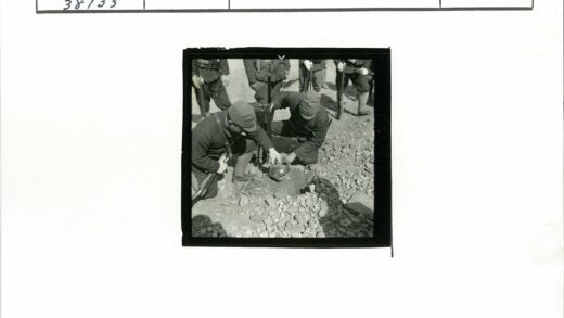 士兵向地洞倾倒液体.jpg