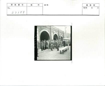 士兵向穿西装者敬礼仪式.jpg