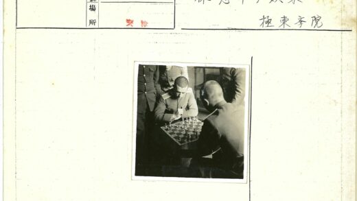 士兵围桌下棋历史瞬间.jpg