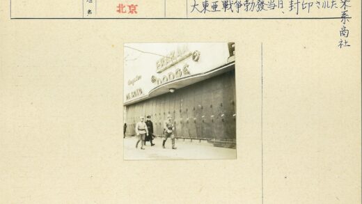 士兵在dodgedesoto建筑前行进.jpg