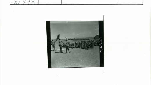士兵在晴朗天空下的贫瘠土地.jpg
