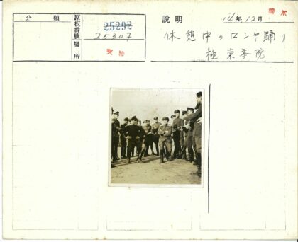 士兵在污垢地面交谈.jpg