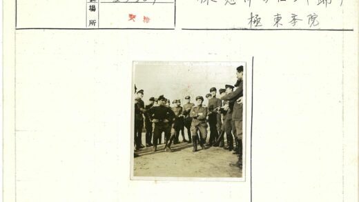 士兵在污垢地面交谈.jpg