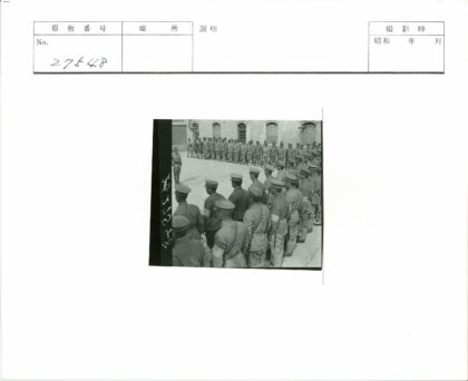 士兵在石建筑旁列队.jpg
