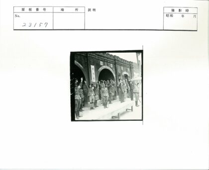 士兵在砖砌建筑前行军礼.jpg