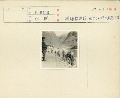士兵在陡峭河岸挖掘作业.jpg