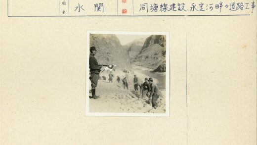 士兵在陡峭河岸挖掘作业.jpg