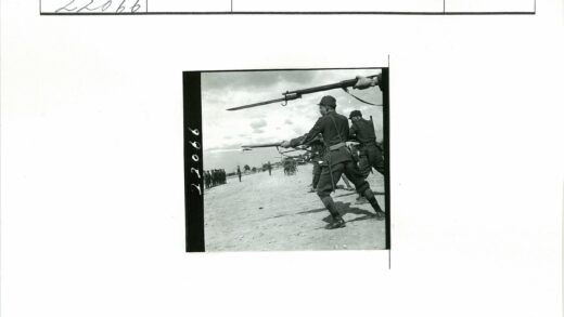 士兵多云天空下刺刀训练.jpg