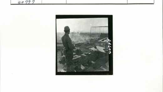 士兵守卫工业区与鸽笼.jpg