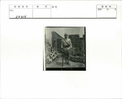 士兵守卫废墟.jpg