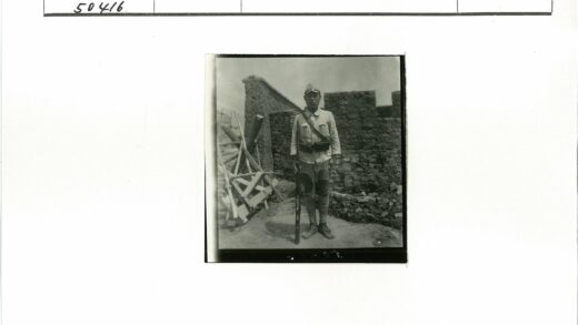 士兵守卫废墟.jpg