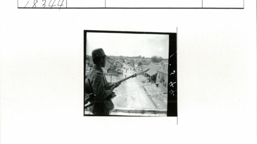 士兵守卫村庄街道历史场景.jpg