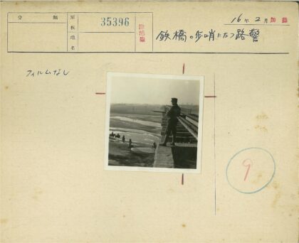 士兵守卫桥梁俯瞰骑兵队.jpg