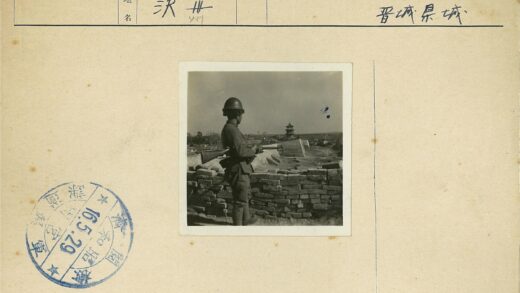 士兵守卫砖墙远眺宝塔.jpg